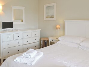 3 bedrooms, free WiFi, bed sheets, wheelchair access - Modern apartment with stunning views over to Budle Bay and Holy Island. (Near Bamburgh)