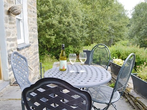 Outdoor dining - 2 bedroom accommodation in Dolwyddelan, near Betws-y-Coed (Dolwyddelan, near Betws-y-Coed)