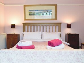 4 bedrooms, free WiFi, bed sheets - 4 bedroom accommodation in Blaencelyn, near Llangrannog (Blaencelyn, near Llangrannog)
