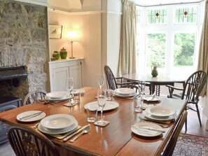 Dining - 4 bedroom accommodation in Blaencelyn, near Llangrannog (Blaencelyn, near Llangrannog)