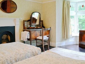 4 bedrooms, free WiFi, bed sheets - 4 bedroom accommodation in Blaencelyn, near Llangrannog (Blaencelyn, near Llangrannog)