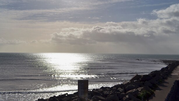 A beach with a rocky shoreline and a sign indicating beach access and tide information. - 2 bedroom accommodation in Dawlish Warren (Dawlish Warren)