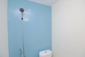 Double Room | Bathroom shower - Kamar Keluarga Kalideres II Syariah (Jakarta)