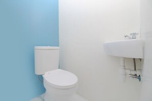 Habitación doble | Baño | Regadera y amenidades de baño gratuitas 