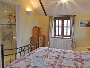 3 室のベッドルーム、WiFi (無料)、ベッドシーツ