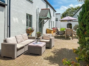 Outdoor dining - Barfield's Cherry Tree Cottage (Canworthy Water, near Crackington Haven)