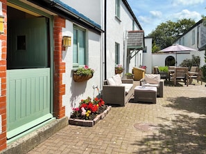 Outdoor dining - Barfield's Cherry Tree Cottage (Canworthy Water, near Crackington Haven)