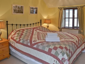 3 bedrooms, free WiFi, bed sheets - Barfield's Cherry Tree Cottage (Canworthy Water, near Crackington Haven)