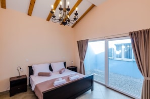 3 bedrooms, in-room safe, desk, iron/ironing board