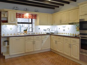 Oppvaskmaskin, høy barnestol og kjøkkenutstyr