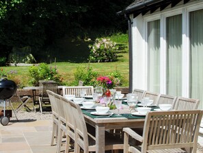 Outdoor dining - 4 bedroom accommodation in Port Appin (Port Appin)