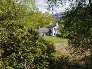 Property grounds - 4 bedroom accommodation in Port Appin (Port Appin)