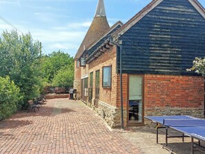 Outdoor dining - Thornsdale Oast House (Iden)