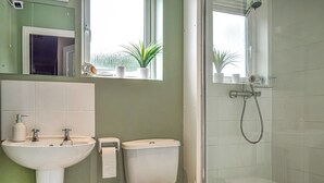A bathroom with a sink, toilet, and shower. - 2 bedroom accommodation in Whitby (Whitby)