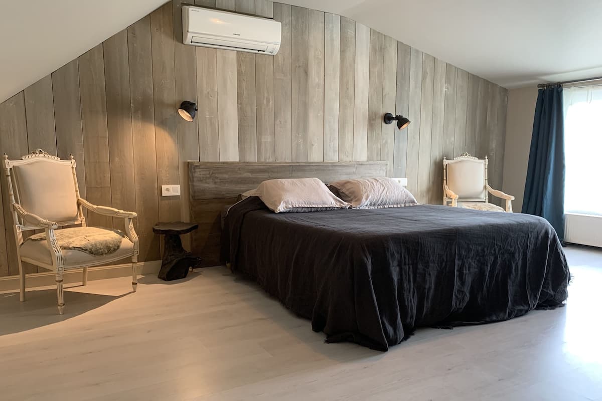 Signature kamer, 1 twee- of 2 eenpersoonsbedden | Individueel gedecoreerd, individueel gemeubileerd, een bureau