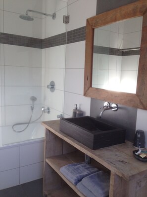 Chambre Confort double ou avec lits jumeaux | Salle de bain | Ensemble baignoire-douche, baignoire profonde, douche cascade