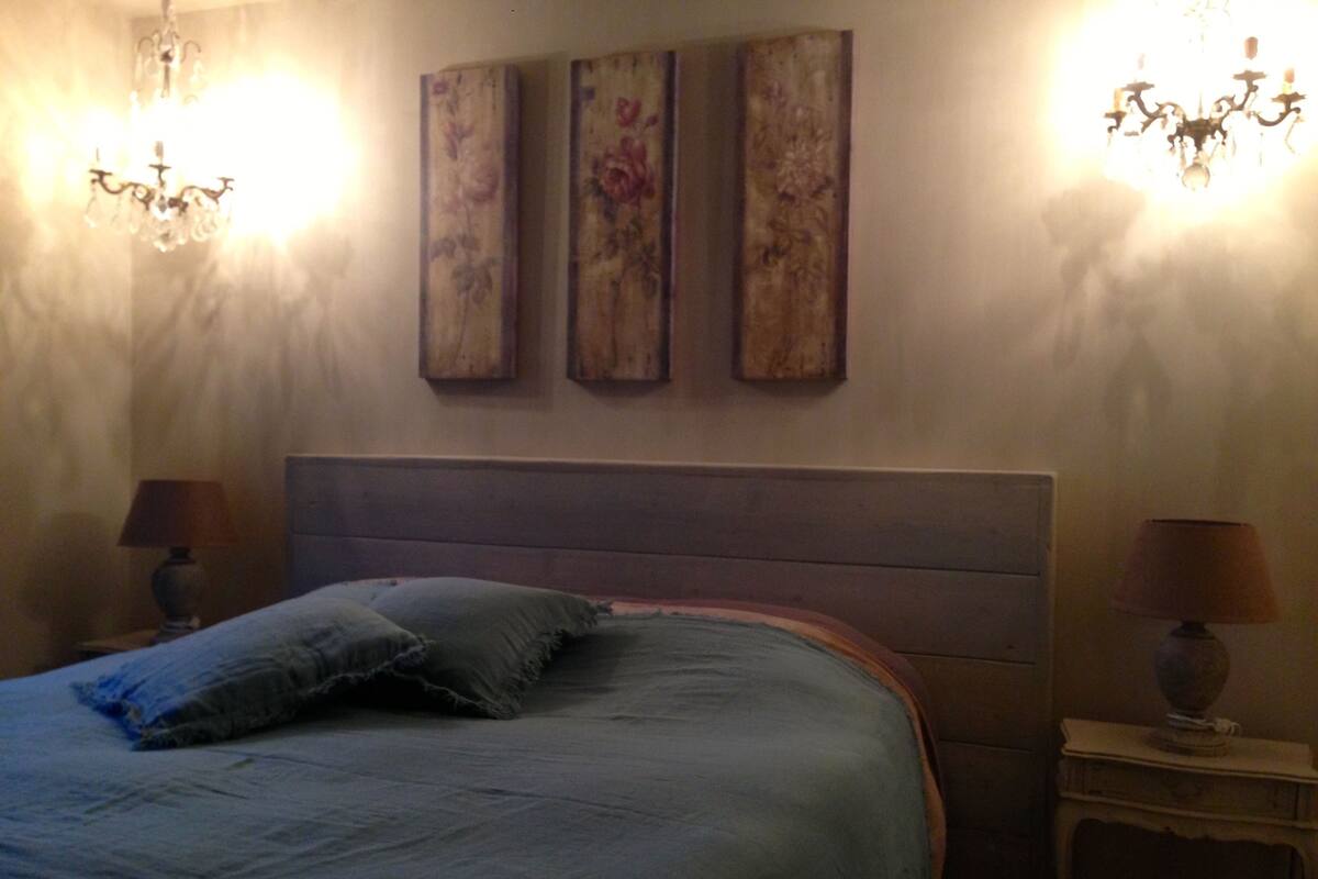 Traditional Room | Desk, blackout drapes, soundproofing, WiFi (free)
