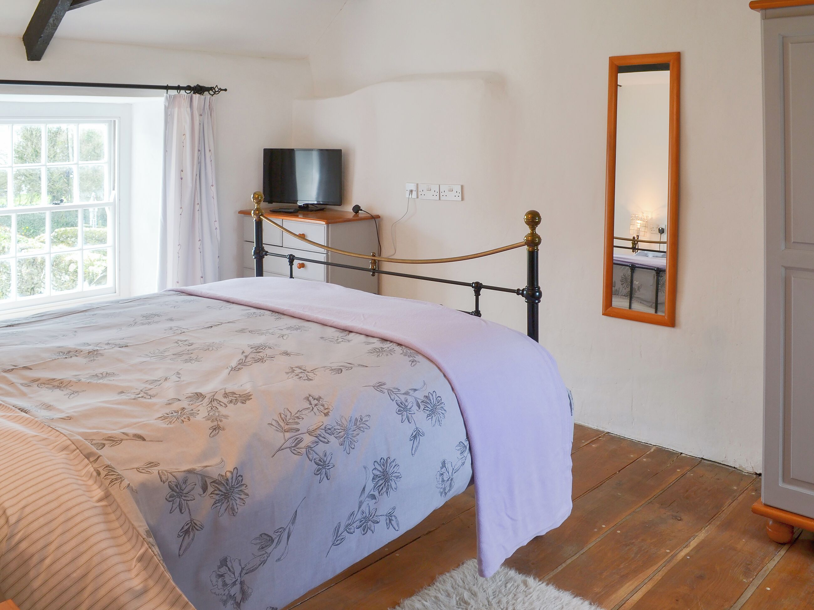 2 室のベッドルーム、WiFi (無料)、ベッドシーツ