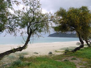 På stranden