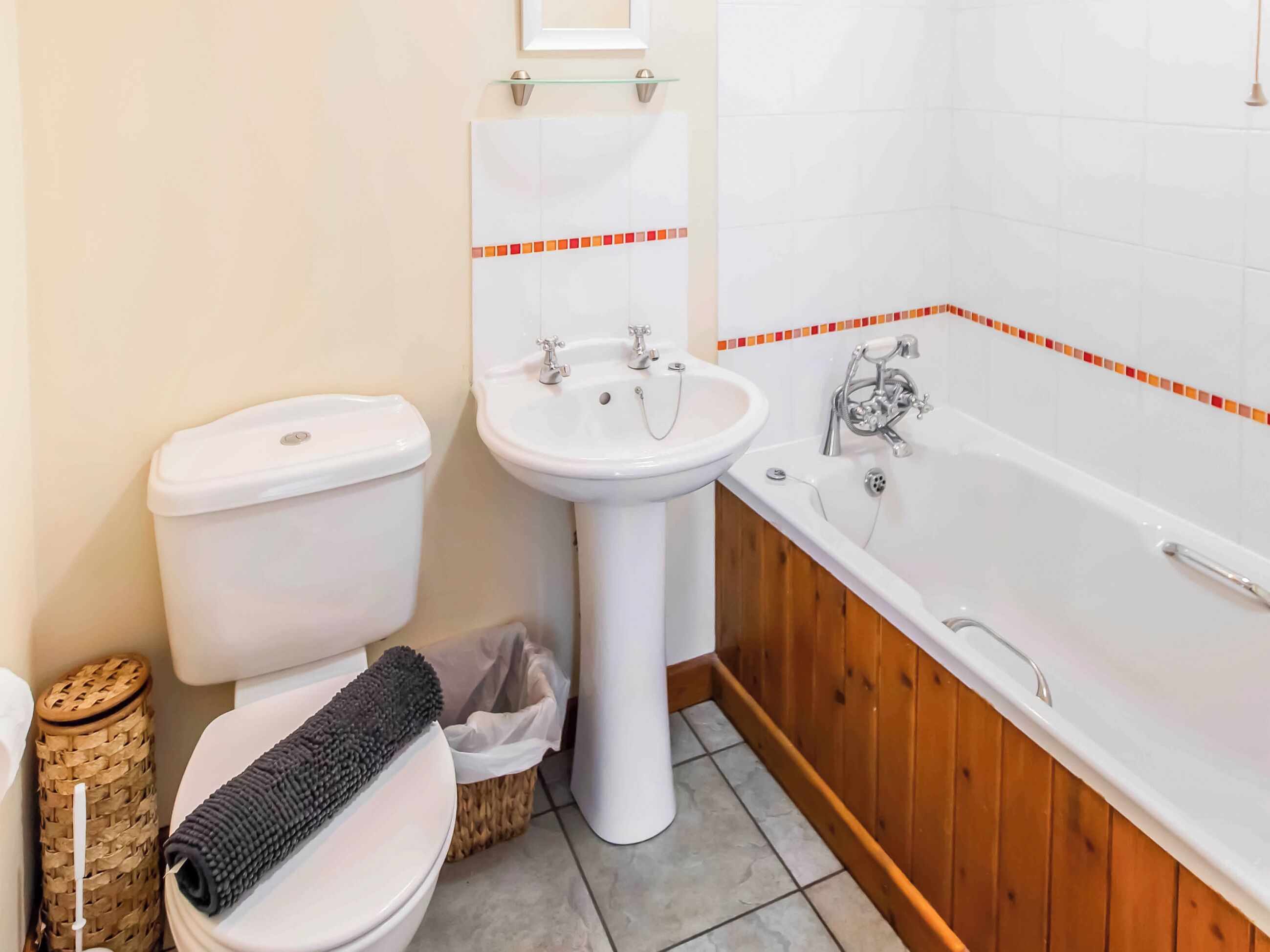 Un baño con inodoro, lavamanos y bañera.