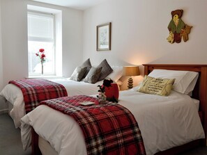A hotel room with two beds, a window with blinds, a bedside lamp, and a wall decoration. - 2 bedroom accommodation in Inverboyndie, near Banff (Inverboyndie, near Banff)
