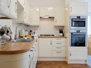 Lavastoviglie, seggiolone, pentole/stoviglie/utensili