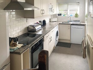 Geschirrspüler, Hochstuhl, Kochgeschirr/Geschirr/Besteck