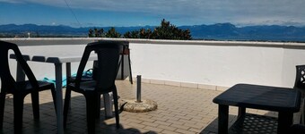 Lake Garda: penthouse garden with lake view in Peschiera GRADITI ANIMALS