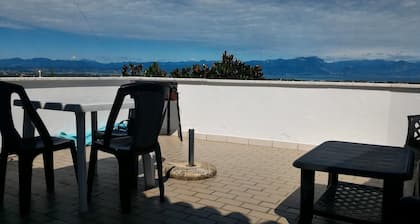 Gardasee: Penthouse Garten mit Blick auf den See in Peschiera GRADITI TIERE