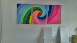 Una habitación con pared blanca y dos sillas blancas.
