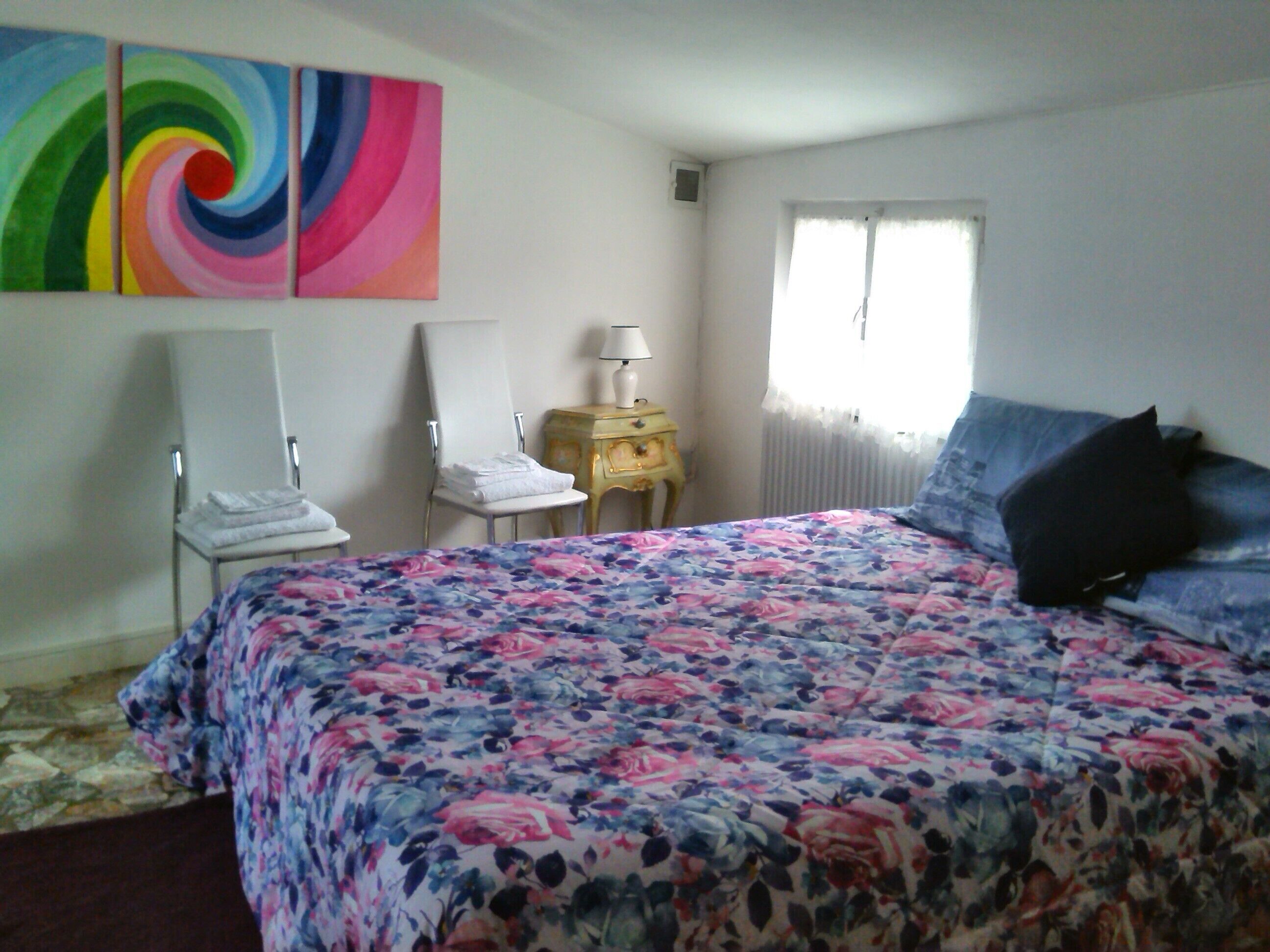 1 habitación, tabla de planchar con plancha, wifi gratis y ropa de cama 