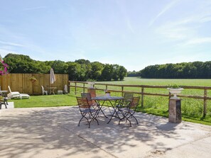 Outdoor dining - 2 bedroom accommodation in Bilsington, near Ashford (Bilsington, near Ashford)
