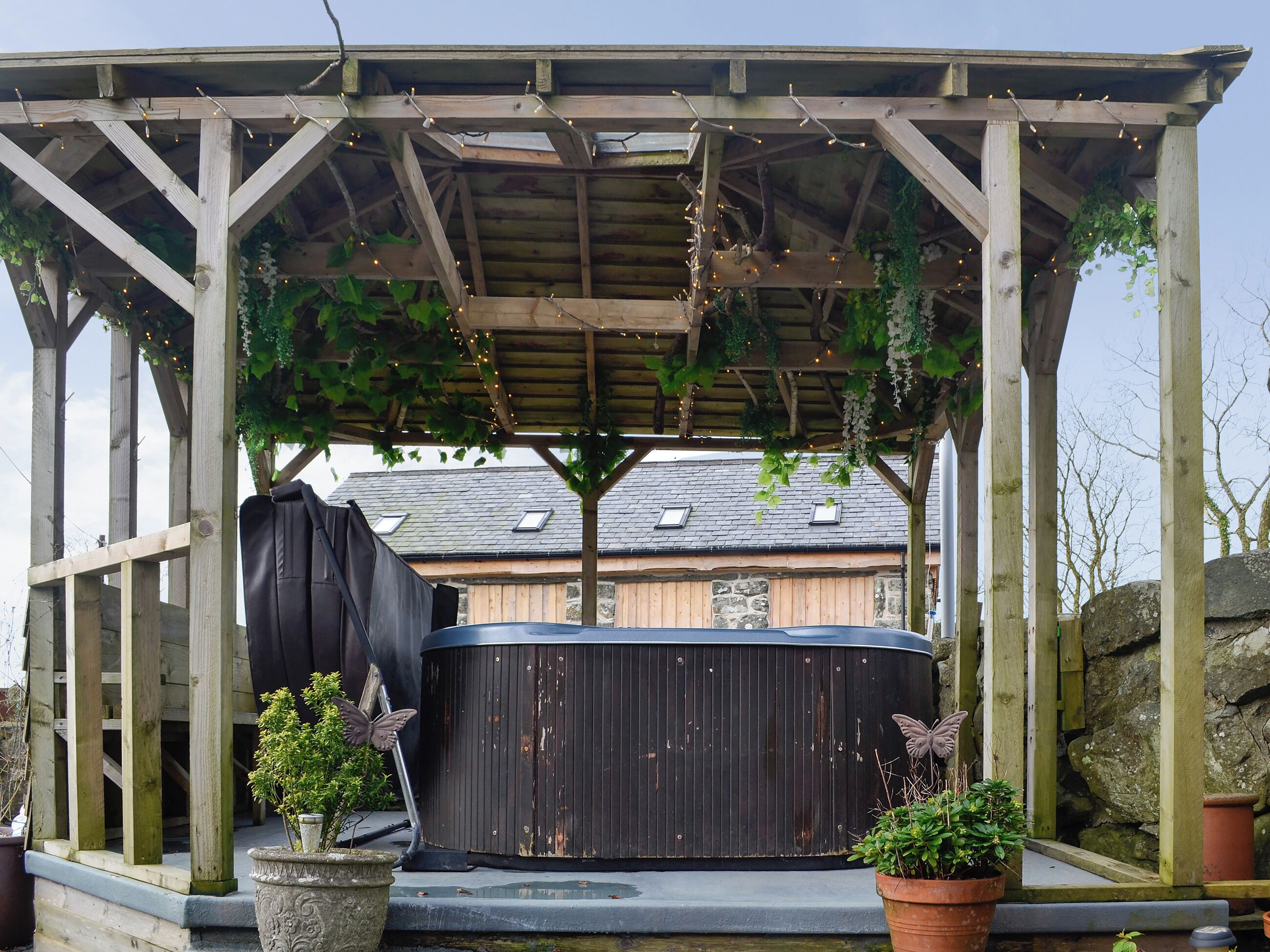 Outdoor spa tub