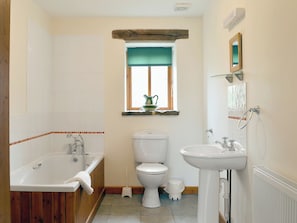 Une salle de bain avec une baignoire, des toilettes et un lavabo.