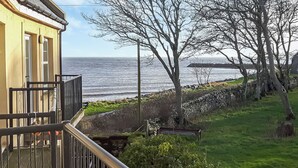 Un edificio costero con balcón que da al mar.