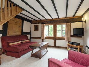 TV, fireplace - Parker’s dates from 1610 and is part of the 700-acre Netherley Hall Estate. (Mathon, near Malvern)
