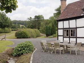 Outdoor dining - Parker’s dates from 1610 and is part of the 700-acre Netherley Hall Estate. (Mathon, near Malvern)