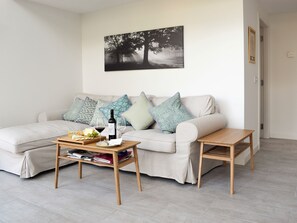 Fireplace - 3 bedroom accommodation in Muthill, near Crieff (Muthill, near Crieff)