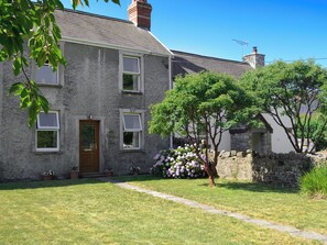 Unclassified image, 2 of 13, button - 3 bedroom accommodation in Murton, near Swansea (Murton, near Swansea)