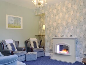 Unclassified image, 4 of 13, button - 3 bedroom accommodation in Murton, near Swansea (Murton, near Swansea)