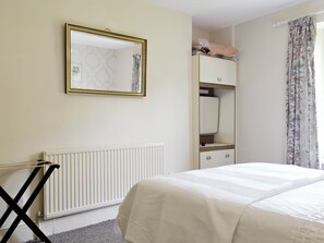 Unclassified image, 5 of 13, button - 3 bedroom accommodation in Murton, near Swansea (Murton, near Swansea)