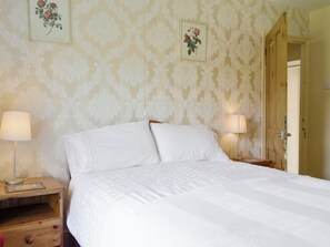 3 bedrooms, free WiFi, bed sheets - 3 bedroom accommodation in Murton, near Swansea (Murton, near Swansea)