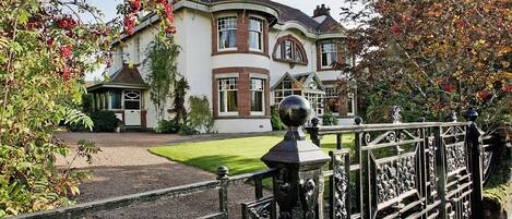 المنشأة من الخارج