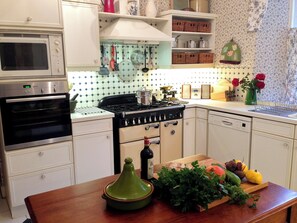 Dishwasher, cookware/dishes/utensils