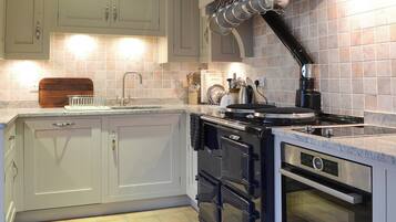 Diskmaskin, barnstol och frys