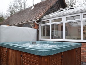 Outdoor spa tub - The Old Winery Cottage (Newent)
