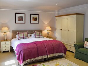 4 عدّة غرف نوم وواي فاي مجانًا وملاءات أسرّة