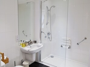 Towels - 4 bedroom accommodation in St Blazey, near Par (St Blazey, near Par)