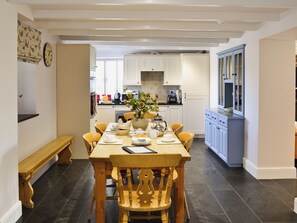 Dining - 4 bedroom accommodation in St Blazey, near Par (St Blazey, near Par)