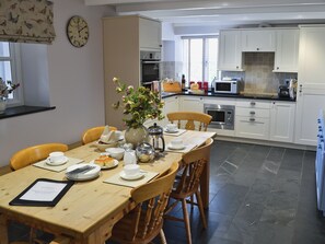 Dining - 4 bedroom accommodation in St Blazey, near Par (St Blazey, near Par)